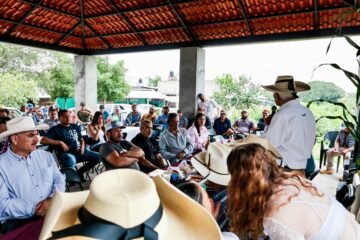Sader entrega más de 100 toneladas de cemento en Tacámbaro