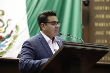 Toño Carreño presenta iniciativa para fortalecer al campo michoacano