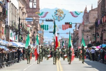 Encabeza Bedolla desfile cívico militar en honor a Morelos; familias desbordan orgullo y pertenencia