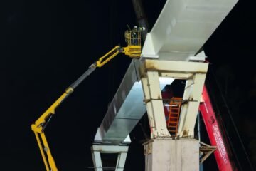 El gobernador Bedolla supervisó la colocación de la segunda trabe de las 9 que conformarán el distribuidor vial salida a Pátzcuaro