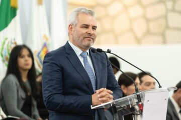 Impulso federal a educación llevará becas a más de 892 mil estudiantes: Bedolla