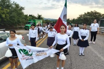 Estudiantes del Cecytem celebran Aniversario de la Revolución en tradicional desfile