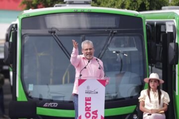 Bedolla moderniza el transporte en Uruapan; entrega primeras 80 unidades nuevas