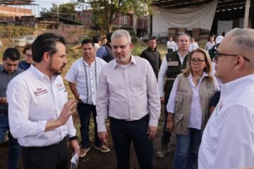 Bedolla y Zoé Robledo visitan predio para construcción de UMF en Nuevo Parangaricutiro Bedolla y Zoé Robledo visitan predio para construcción de UMF en Nuevo Parangaricutiro