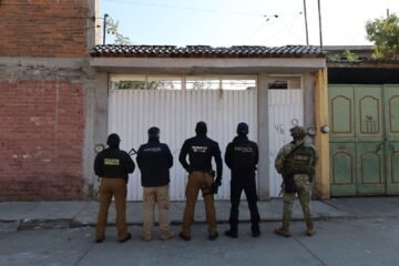 Fiscalía General realiza dos cateos en Morelia; asegura más de 800 dosis de droga y detiene a tres personas