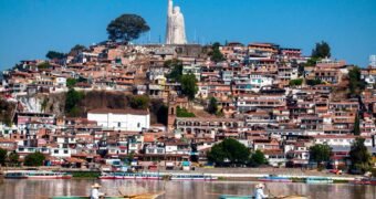 Michoacán y Federación dan inicio al programa Rutas Mágicas de Color en Janitzio: Sectur