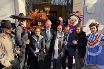 Catrina Monarca de la Sectur enamora al turismo europeo en la Fitur 2026