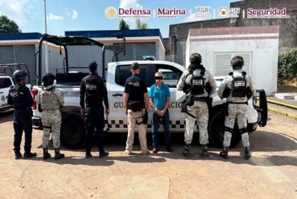Autoridades federales y estatales detienen a 17 personas, aseguran 10 armas de fuego y vehículos, en Michoacán
