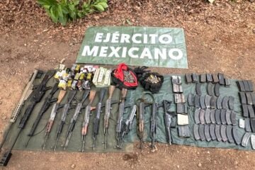 La GN y Ejército, aseguran armas y autos en Tocumbo