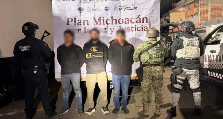 Guardia Civil detiene a 3 hombres en posesión de tres armas de fuego en Jiquilpan Guardia Civil detiene a 3 hombres en posesión de tres armas de fuego en Jiquilpan