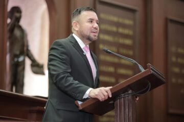 Presenta Reyes Galindo iniciativa para impulsar empresas familiares en Michoacán