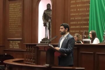 Octavio Ocampo propone proteger los saberes del mezcal michoacano