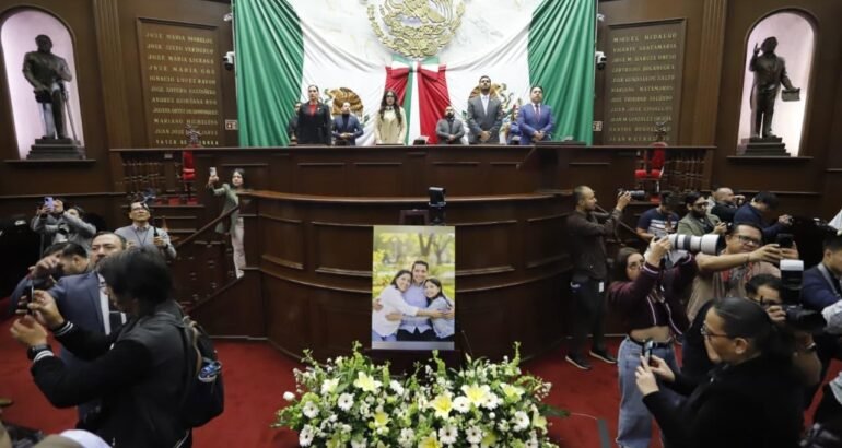 Rinde 76 Legislatura homenaje póstumo a Víctor Mujica, Anayeli Hernández y a su hija
