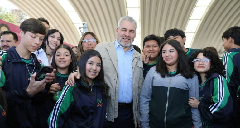 Data hará historia como primer programa de internet universal y gratuito para estudiantes: Bedolla