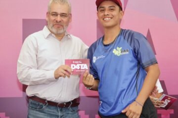 Bedolla entrega tarjetas SIM y chips de D4TA, datos gratis a estudiantes del Tec de Huetamo