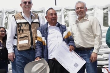 Bedolla y Berdegué arrancan entrega de fertilizantes gratuitos a productores michoacanos