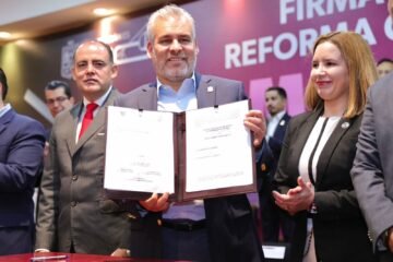 Bedolla firma decreto histórico que pone fin a la herencia de deudas en Michoacán Bedolla firma decreto histórico que pone fin a la herencia de deudas en Michoacán