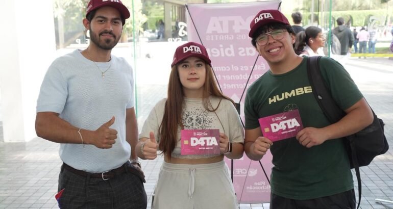 Continúa la entrega de tarjetas SIM en el Centro de Convenciones y Exposiciones de Morelia