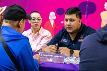 Este lunes, siguiendo la instrucción de la presidenta municipal, Grecia Quiroz, el secretario del Ayuntamiento, Arturo Ramírez Rivas, encabezó la atención directa a ciudadanas y ciudadanos