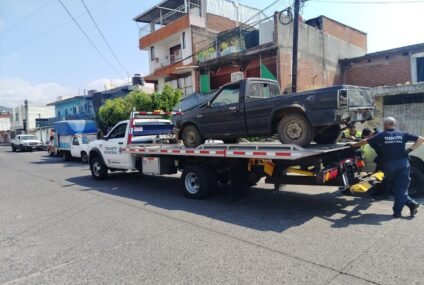 Retiran vehículos en estado de abandono.