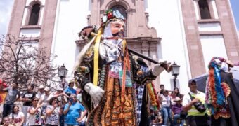 Música, color y tradición llenaron de vida las calles de Uruapan, con el desfile artesanal que da inicio al Tianguis de Domingo de Ramos✨ Música, color y tradición llenaron de vida las calles de Uruapan, con el desfile artesanal que da inicio al Tianguis de Domingo de Ramos✨