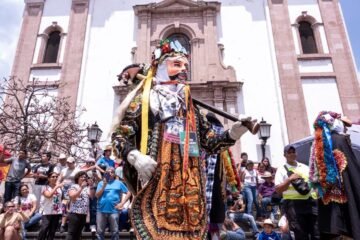 Música, color y tradición llenaron de vida las calles de Uruapan, con el desfile artesanal que da inicio al Tianguis de Domingo de Ramos✨