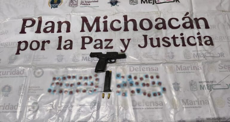 SSP asegura a 3 personas en posesión de un arma de fuego en Uruapan