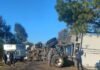 Aparatosa volcadura de tráiler; chofer sobrevive