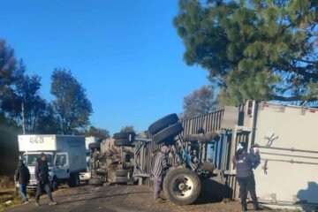 Aparatosa volcadura de tráiler; chofer sobrevive Aparatosa volcadura de tráiler; chofer sobrevive