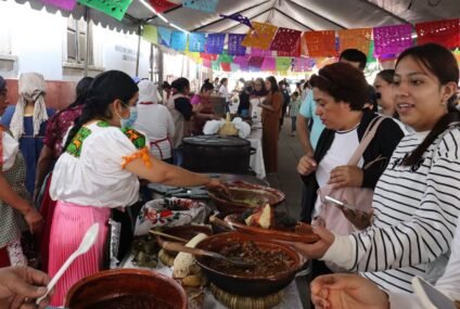 Cocineras tradicionales presentes en el Tianguis Artesanal de Domingo de Ramos Cocineras tradicionales presentes en el Tianguis Artesanal de Domingo de Ramos