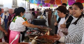 Cocineras tradicionales presentes en el Tianguis Artesanal de Domingo de Ramos Cocineras tradicionales presentes en el Tianguis Artesanal de Domingo de Ramos