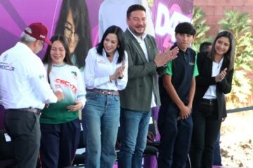 Entrega gobernador chips D4TA, en Cecyte Uruapan