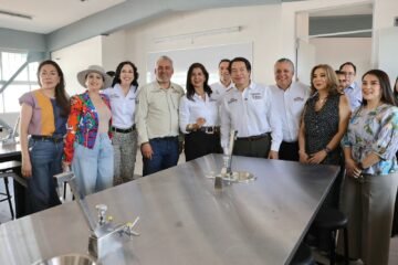 Inauguran Bedolla y Mario Delgado reconversión de telesecundaria a bachillerato, en Uruapan
