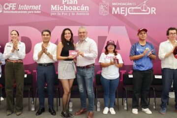 Bedolla entrega tarjetas SIM y chips de D4TA, datos gratis a estudiantes del Tec de Huetamo