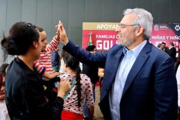 Garantiza Bedolla apoyo económico a 382 familias de niñas y niños con cáncer