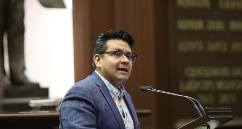 Celebra Toño Carreño aprobación de reforma que propuso que prioriza atención a niños con cáncer