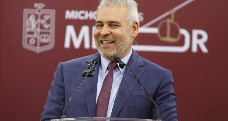 Bedolla anunció que este viernes se abre a la circulación el puente que conecta el libramiento con la calzada La Huerta en el distribuidor de salida a Pátzcuaro