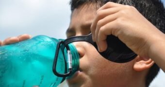 ¡Más agua, menos azúcar! Protege el crecimiento y bienestar de tus hijas e hijos: SSM ¡Más agua, menos azúcar! Protege el crecimiento y bienestar de tus hijas e hijos: SSM