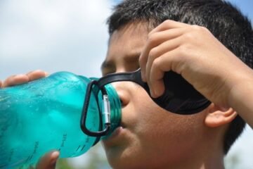 ¡Más agua, menos azúcar! Protege el crecimiento y bienestar de tus hijas e hijos: SSM ¡Más agua, menos azúcar! Protege el crecimiento y bienestar de tus hijas e hijos: SSM