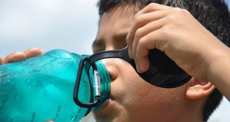 ¡Más agua, menos azúcar! Protege el crecimiento y bienestar de tus hijas e hijos: SSM