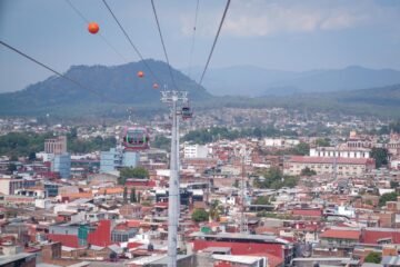 Creadores de contenido realizan viaje de prueba en el teleférico