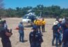 Con apoyo de un helicóptero, combaten el incendio forestal