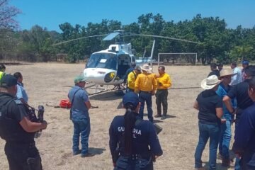 Con apoyo de un helicóptero, combaten el incendio forestal