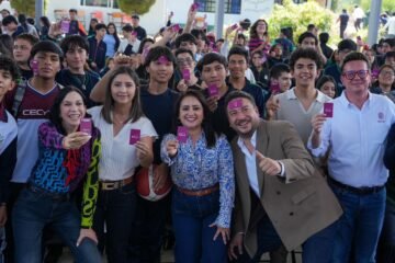 Gladyz Butanda entrega tarjetas del teleférico en Cecytem Uruapan