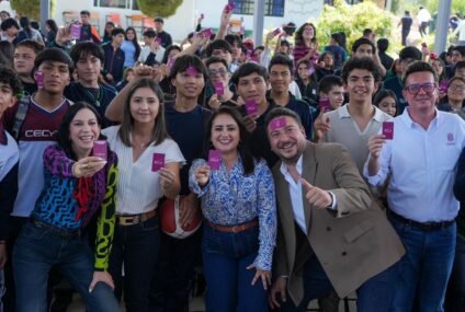 Gladyz Butanda entrega tarjetas del teleférico en Cecytem Uruapan