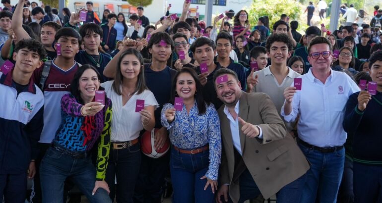 Gladyz Butanda entrega tarjetas del teleférico en Cecytem Uruapan