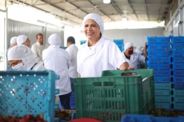 Fabiola Alanís reconoce el liderazgo de las mujeres en la agroindustria de la fresa en Jacona