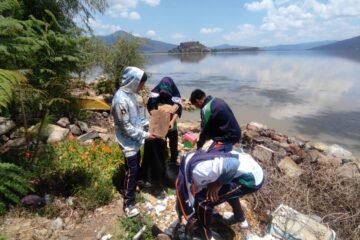 Estudiantes del Cecytem se unen para limpiar la Isla de Janitzio