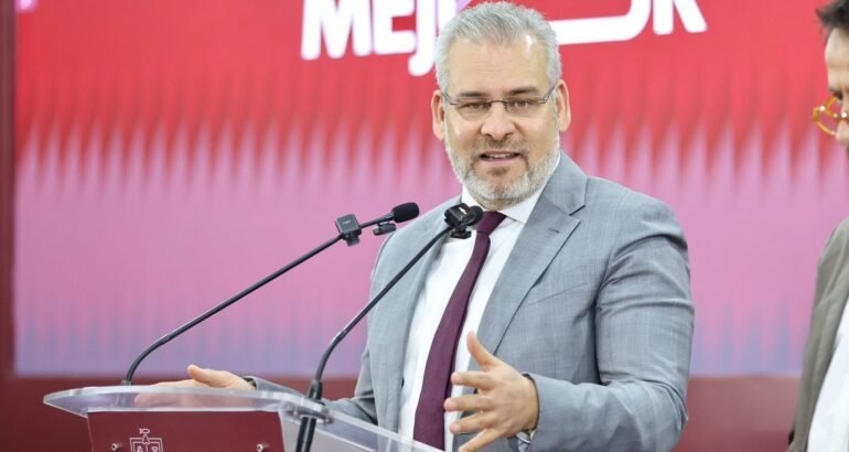 Inicia entrega gratuita de tarjetas para el teleférico de Uruapan: Bedolla Inicia entrega gratuita de tarjetas para el teleférico de Uruapan: Bedolla