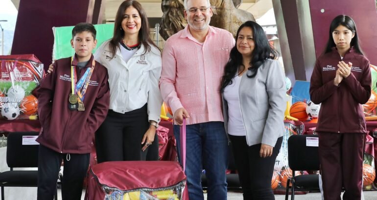 Arranca Bedolla en Uruapan entrega de material deportivo para más de 234 mil estudiantes Arranca Bedolla en Uruapan entrega de material deportivo para más de 234 mil estudiantes